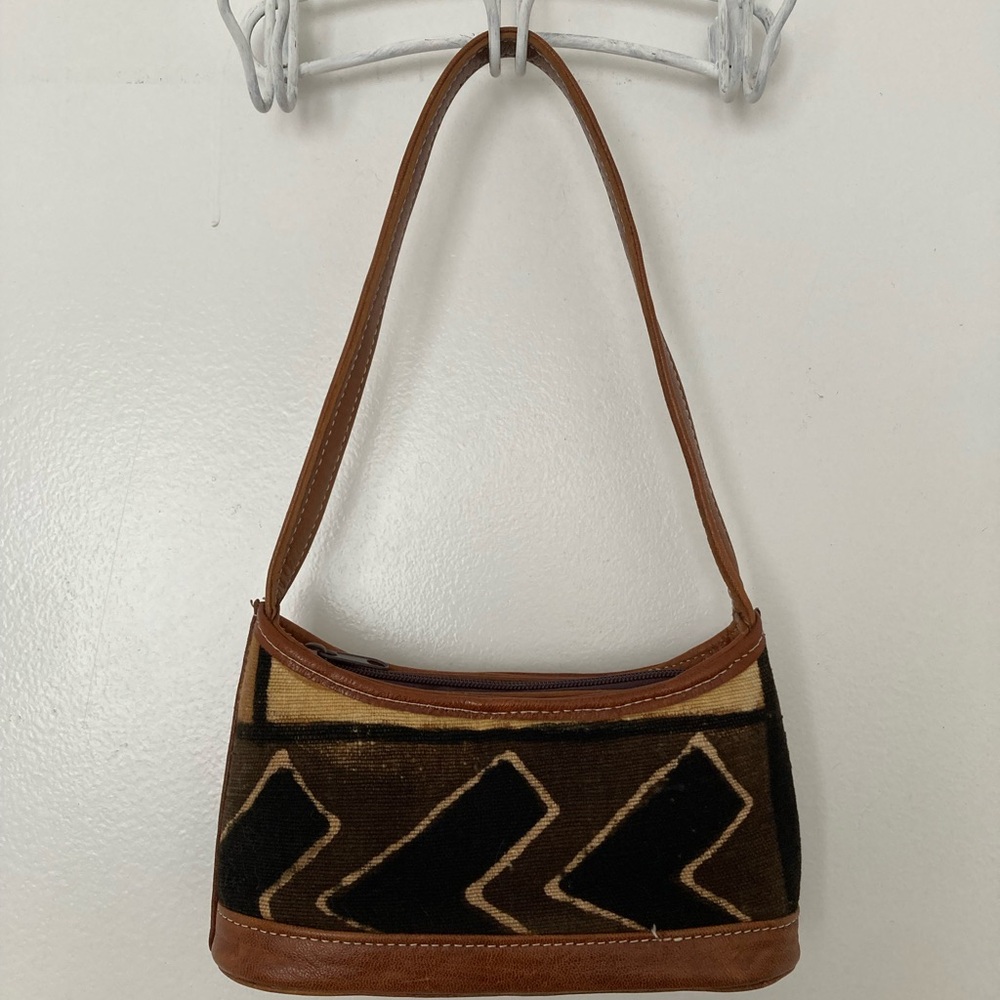 Elegant Tan and Black Women's Shoulder Bag